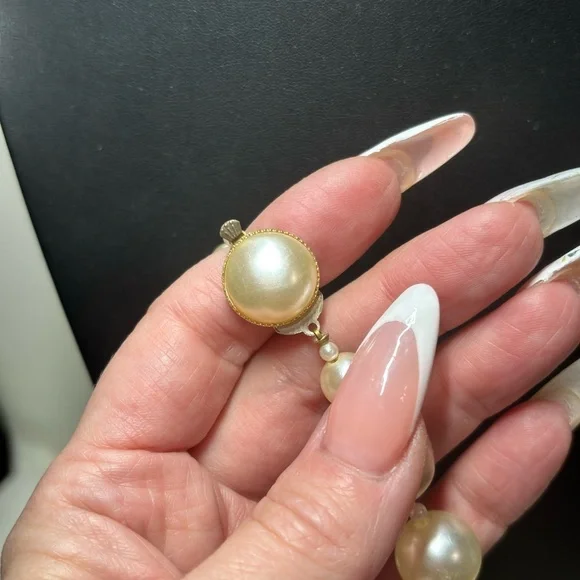 Vintage large faux pearl Hong Kong necklace with hidden clasp - Picture 4 of 7